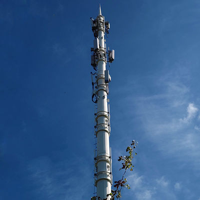 Postazione di telecomunicazione galvanizzata a caldo con scale e piattaforme
