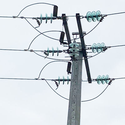 L'incrocio di palo pratico dell'ottagono arma il trattamento di superficie della galvanizzazione della immersione calda di 11KV 33KV