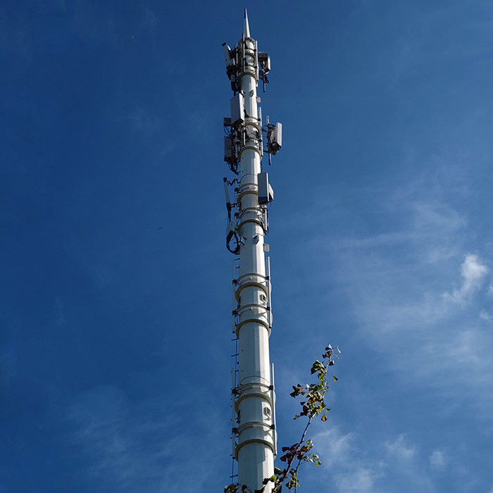 Postazione di telecomunicazione galvanizzata a caldo con scale e piattaforme