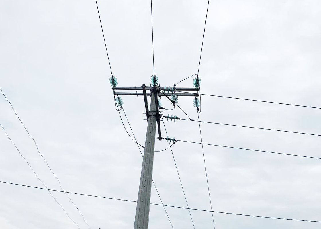 L'incrocio di palo pratico dell'ottagono arma il trattamento di superficie della galvanizzazione della immersione calda di 11KV 33KV