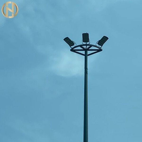 la immersione calda della via di spessore di 10mm degli alti pali di illuminazione poligonali dell'albero ha galvanizzato